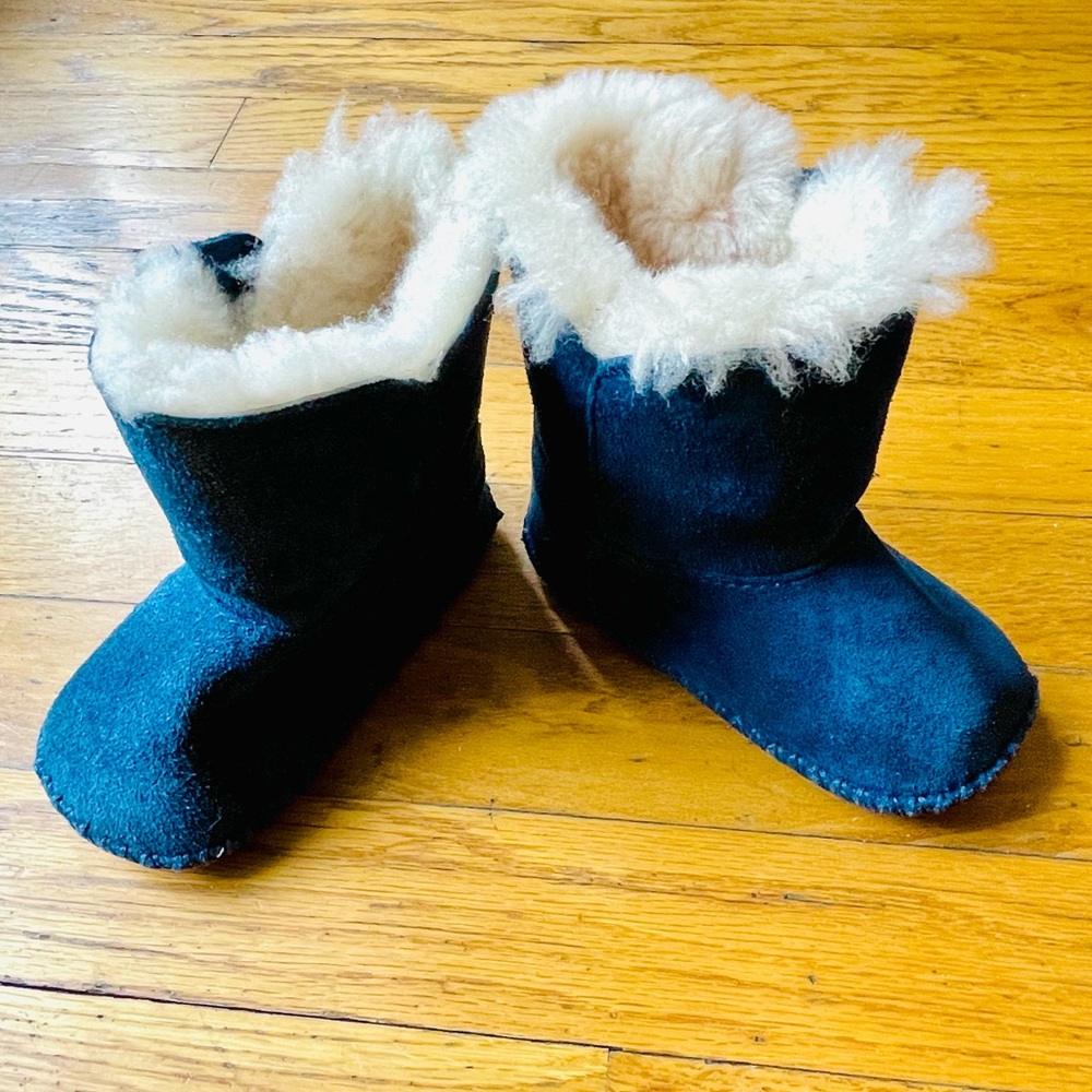 Infant Ugg Caden boots size 4/5 navy